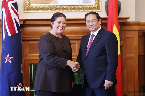  Le Premier ministre Pham Minh Chinh (droite) et la gouverneure générale de la Nouvelle-Zélande, Dame Cindy Kiro, à Wellington le 11 mars 2024. Photo: VNA