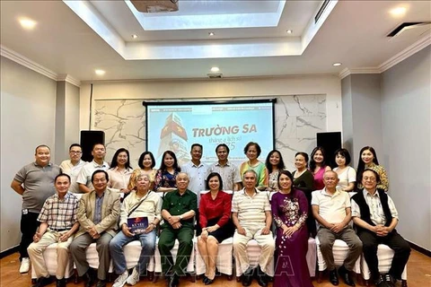 L'ambassadrice du Vietnam en Hongrie, Nguyên Thi Bich Thao et des représentants du club Truong Sa. Photo: VNA