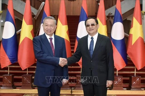 Le président Tô Lâm (gauche) et le Premier ministre lao Sonexay Siphandone. Photo: VNA