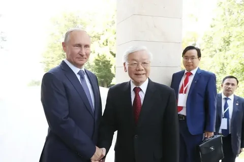 Le président russe Vladilir Poutine accueille le secrétaire général du Parti Nguyên Phu Trong, en septembre 2018. Photo: VNA