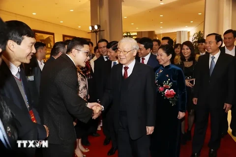 Le secrétaire général du Parti et président vietnamien Nguyên Phu Trong rencontre à Hanoi des représentants des Vietnamien à l'étranger, en 2019