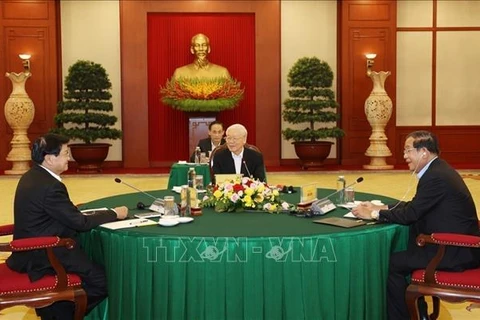 Le secrétaire général du PCV, Nguyen Phu Trong, avec le président du Parti ministre cambodgien, Samdech Techo Hun Sen, et le secrétaire général du président du Laos, Thongloun Sisoulith, au Sommet Vietnam-Cambodge-Laos, le 26 septembre 2021 à Hanoi. Photo: VNA