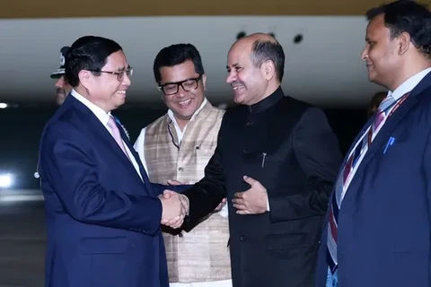 Le Premier ministre Pham Minh Chinh (gauche) à l'aéroport de Palam, en Inde. Photo: VNA