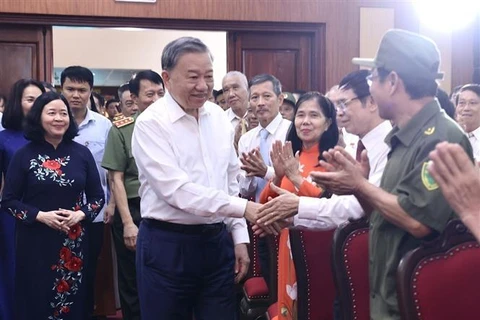 Le président Tô Lâm à la célébration de la Journée "Tout le peuple défend la sécurité nationale" dans le quartier de Cua Dông, arrodissement de Hoa Kiêm, à Hanoi. Photo : VNA