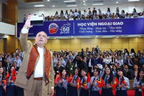 Le président du Timor Leste, José Ramos-Horta, rencontre les étudiants de l'Académie diplomatique à hanoi. Photo: VNA