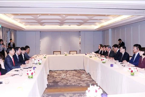 Le rencontre entre Phan Van Mai, président du Comité populaire de Hô Chi Minh-Ville et Lee Ka-chiu, chef de l’exécutif de la région administrative spéciale de Hong Kong (Chine), le 2 août dans la ville. Photo : VNA