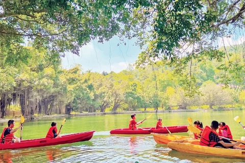 Des touristes font du kayak à la zone touristique Khoang Xanh-Suôi Tiên à Hanoi. Photo: nhandan.vn