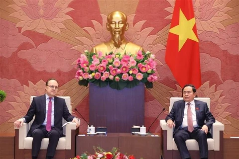 Le président de l'Assemblée nationale (AN), Trân Thanh Mân (droite), reçoit à Hanoi, l'ambassadeur de Russie au Vietnam Gennady Bezdetko.