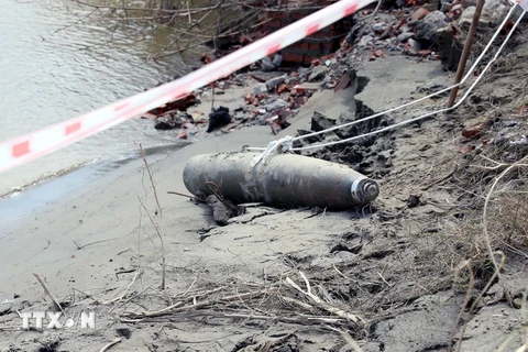 Découverture d’une bombe laissée par la guerre à Phu Tho. Photo: VNA