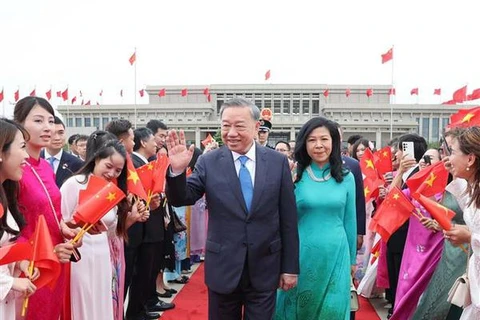 Le secrétaire général du Parti communiste du Vietnam (PCV) et président vietnamien, Tô Lâm, et son épouse, quittent Pékin, terminant avec succès leur visite d'État en Chine, de trois jours, depuis le 18 août. Photo: VNA 