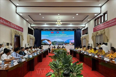 La conférence de promotion du tourisme entre les provinces de Quang Binh (Vietnam), Khammouane (Laos) et Nakhon Phanom (Thaïlande). Photo: VNA