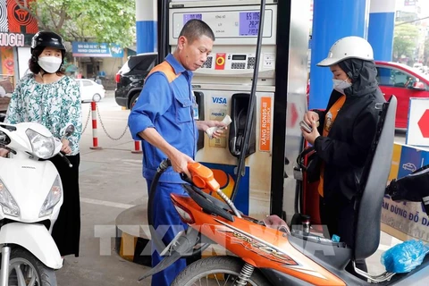 Les prix des carburants continuent à baisser à partir du 5 septembre. Photo: VNA