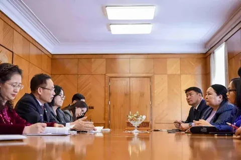 Le secrétaire du Comité central (CC) du PCV et chef de sa Commission des relations extérieures, Lê Hoai Trung (gauche) et des représentants des partis politiques mongols. Photo: VNA