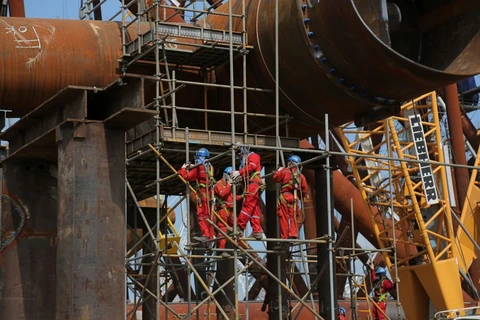 Des membres du personnel de Petrovietnam. Photo: qdnd.vn