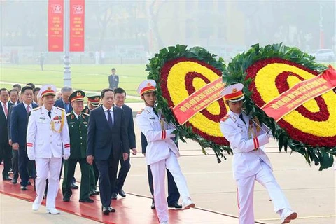 Des dirigeants rendent hommage au Président Hô Chi Minh, en l'honneur des 70 ans de libération de Hanoi. Photo: VNA