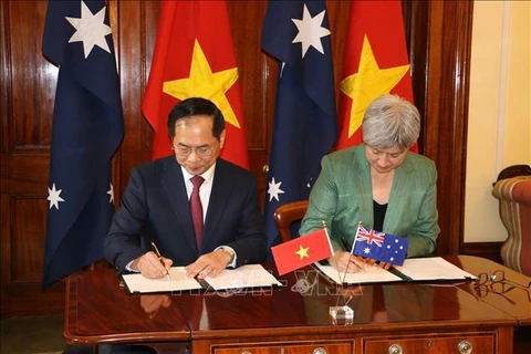 Le vice-Premier ministre et ministre des AE Bui Thanh Son (gauche) et la ministre australienne des AE Penny Wong signent le programme d'action pour mettre en œuvre le partenariat stratégique intégral pour la période 2024-2027, créant ainsi une base importante pour la mise en œuvre du contenu de la coopération. Photo: VNA