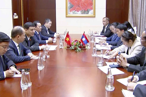 Le président de la Commission de la culture et de l'éducation de l’Assemblée nationale (AN) du Vietnam, Nguyên Dac Vinh, lors d'une séance de travail avec le président de la Commission socio-culturelle de l’AN du Laos, Bounta Theppavong. Photo: VNA