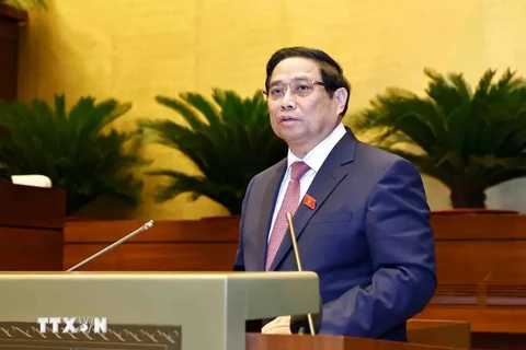 Le Premier ministre Pham Minh Chinh présente le Rapport sur les résultats de la mise en œuvre du Plan de développement socio-économique 2024 et du Plan de développement socio-économique prévu pour 2025 à l’ouverture de la 8e session de la 15e Assemblée nationale (AN). Photo: VNA