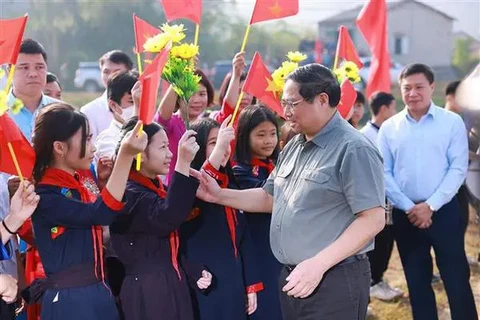 Le Premier ministre Pham Minh Chinh et des habitants la zone résidentielle 8, bourg de Na Sâm, district de Van Lang, province de Lang Son (Nord). Photo: VNA