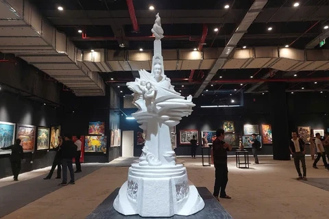 Une oeuvre sculpturale à l'exposition. Photo: VietnamPlus