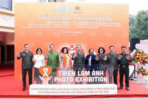 Exposition de photos pour l'égalité des sexes au Vietnam. Photo: VNA