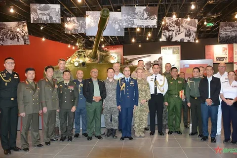 Des attachés militaires étrangers visitent le nouveau Musée d’histoire militaire du Vietnam. Photo: qdnd.vn