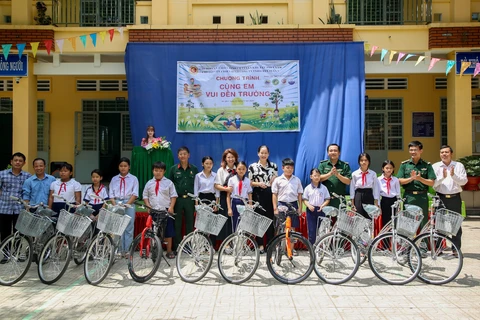 组委会向西宁省新边县新平乡10名贫困学生赠送自行车。图自越通社