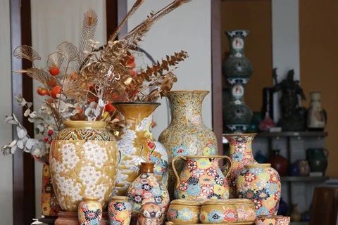 因采用青铜釉和蜂窝石釉等釉浆使得边和陶瓷产品拥有独特风格的色彩。图自越通社
