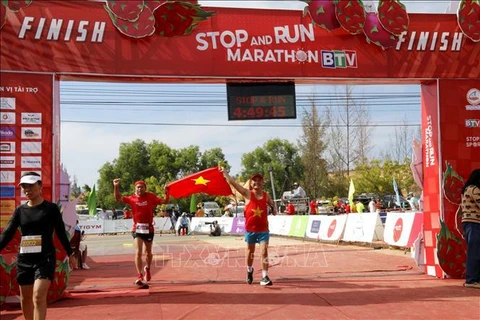 4500余名跑步运动员在越南最美滨海赛道上奋力奔跑。图自越通社
