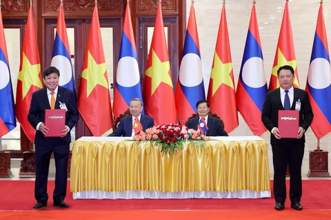 Vietnam’s President To Lam, Party General Secretary and President of Laos Thongloun Sisoulith witness the agreement announcement in Vientiane on July 11, 2024. Photo courtesy of Vietjet.