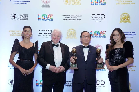 Founder of World Travel Awards Graham Cooke (second from left) presents the awards to Vietjet Vice President Do Xuan Quang. Photo: Vietjet