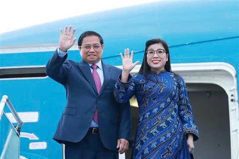 Prime Minister Pham Minh Chinh and his spouse at Noi Bai International Airport in Hanoi. Photo: VNA