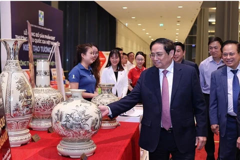 Photo: Prime Minister Pham Minh Chinh visits a booth displaying national-branded products in 2022. (Photo: VNA)