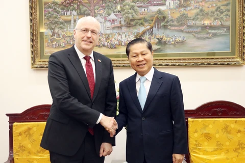 Deputy Minister of Labour, Invalids and Social Affairs Le Tan Dung (R) and Finnish Ambassador to Vietnam Keijo Norvanto (Photo: VNA)