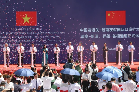 Ceremony to open three routes for freight transport and customs clearance at the international border gate pair of Huu Nghi (Vietnam) – Youyi Guan (China) (Photo: VNA)