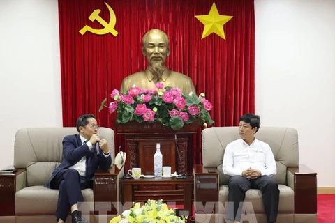 Chairman of the Binh Duong provincial People's Committee Vo Van Minh (R) and CT Group Chairman Tran Kim Chung (Photo: VNA)