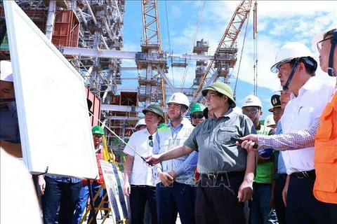 Prime Minister Pham Minh Chinh inspects the Quang Trach 1 thermal power project in Quang Dong commune, Quang Trach district of Quang Binh (Photo: VNA)