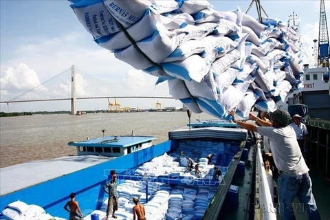 Handling rice exports at Sai Gon port (Photo: VNA)