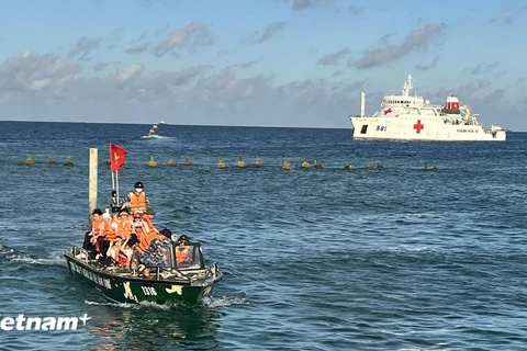 A delegation visits Sinh Ton Dong island. (Photo: VNA)