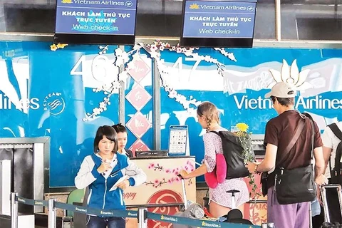 Passengers check in at Noi Bai International Airport in Hanoi (Photo: VNA)