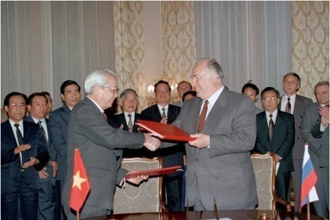 At the signing ceremony of the Treaty on Principles of Friendly Relations between Vietnam and Russia. (Photo: VNA)
