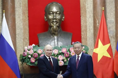 President To Lam (R) welcomes Russian President Vladimir Putin in Hanoi on June 20 (Photo: VNA)