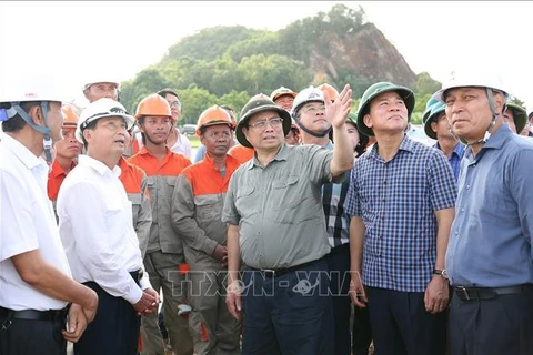 Prime Minister Pham Minh Chinh visits workers at the construction site of the project at Cau Loc commune of Hau Loc district, Thanh Hoa province (Photo: VNA)