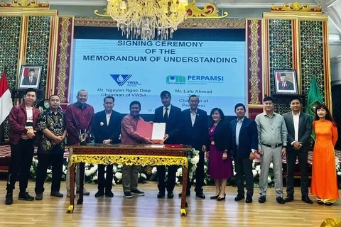 At the signing ceremony of the MoU between the Vietnam Water Supply and Sewerage Association and the authorities of Indonesia’s South Sumatra province on June 22. (Photo: tapchinuoc.vn)