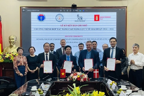 Delegates sign a Memorandum of Understanding on improving the quality of examinations and treatments of chronic diseases in Vietnam until 2026. (Photo: VNA)