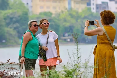 Tourists visit Hoan Kiem Lake in Hanoi (Photo: VNA)