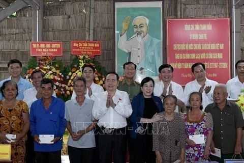 National Assembly Chairman Tran Thanh Man presents gifts to policy beneficiary families and revolution contributors on the occassion of the 77th anniversary of the War Invalids and Martyrs Day (July 27, 1947-2024). (Photo: VNA)