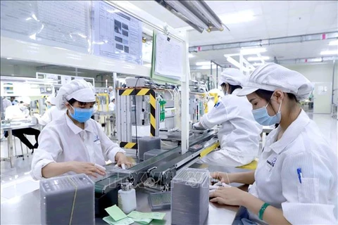 Manufacturing electronics components at Youngbag ViNa company, Binh Xuyen Industrial Zone, Vinh Phuc province (Photo: VNA)