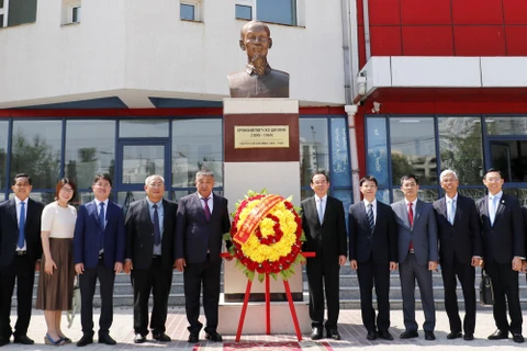 The Vietnamese delegation pays homage to President Ho Chi Minh (Photo: sggp.org.vn)