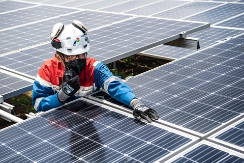 One of the efforts to develop new renewable energy is through the use of solar panels in Pertamina’s operational areas, as seen at the refinery in Cilacap, Central Java. (Photo: Pertamina) 